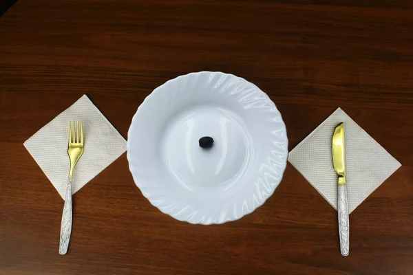 Оливки на тарелке — стоковое фото