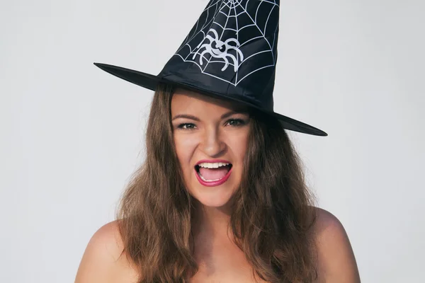 Jeune femme excitée en chapeau de sorcière Halloween — Photo