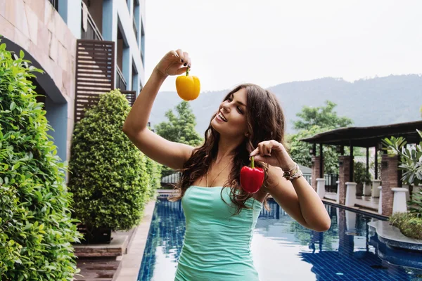 해독을 위한 다이어트: 달콤한 고추와 함께 행복 한 아름 다운 여자 스톡 사진
