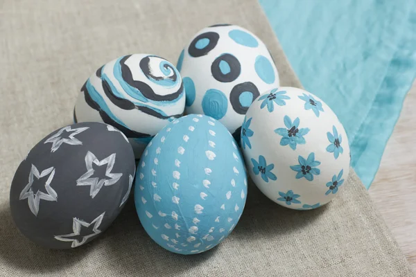 Cinco huevos de Pascua en tela de algodón gris — Foto de Stock