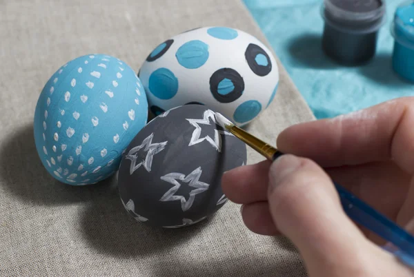 Dibujo de patrones en huevos de Pascua — Foto de Stock