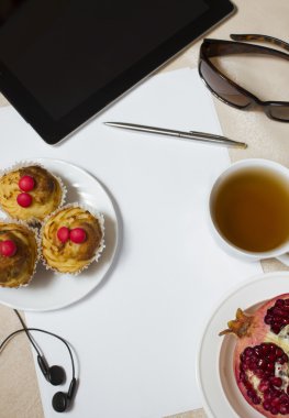 Atıştıracak bir şeyler üzerinde çalışma alanına sahip