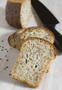 tahıl ekmeği parçalar üzerinde kesilir