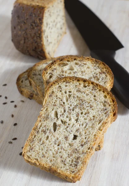 Зерно хлеб режут на куски — стоковое фото
