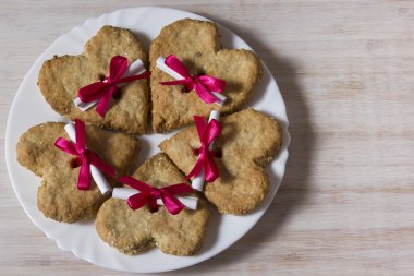 yulaf ezmeli kurabiye mektup ve kurdele ile kalp şeklinde