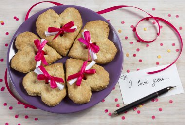 bir sürpriz ile kalp şeklinde kurabiye