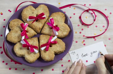 Mor plaka üzerinde beş kalp şekli tanımlama bilgileri