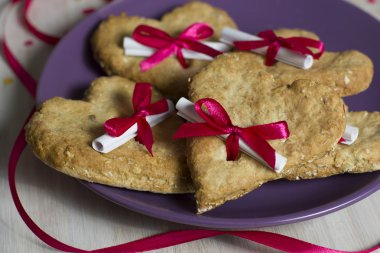 Sevgililer günü için kalp şeklinde kurabiye 