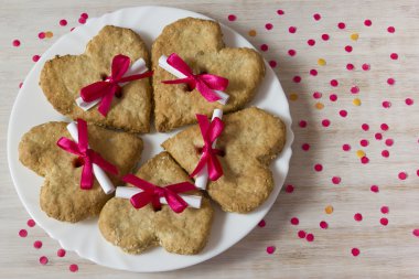 bir plaka üzerinde kalp şeklinde beş tanımlama bilgileri