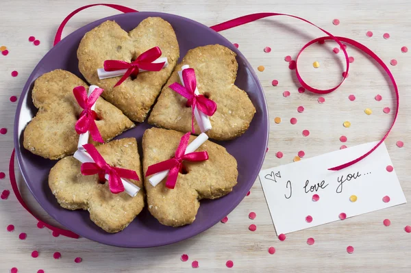 Biscuits à l'avoine en forme de cœur avec la lettre Photos De Stock Libres De Droits