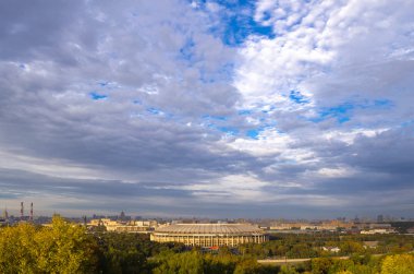 Serçe Hills bulutlu gökyüzü görüntüleyin. Moskova