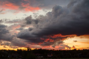 koyu gri bulutlar ile güzel gün batımı
