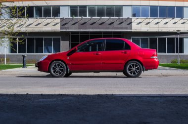 Motorlu araç Mitsubishi Lancer City sokak.