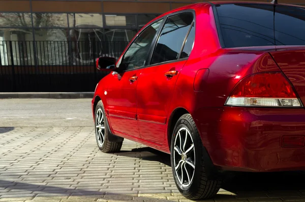 Carro a motor Mitsubishi Lancer na rua da cidade . — Fotografia de Stock