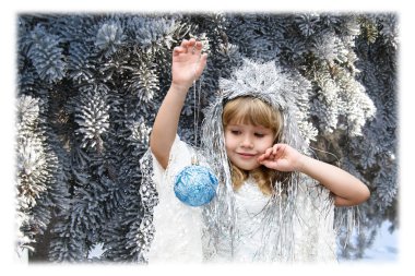 Küçük kız kar taneleri gibi giyinmiş