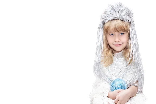 Küçük kız kar taneleri gibi giyinmiş