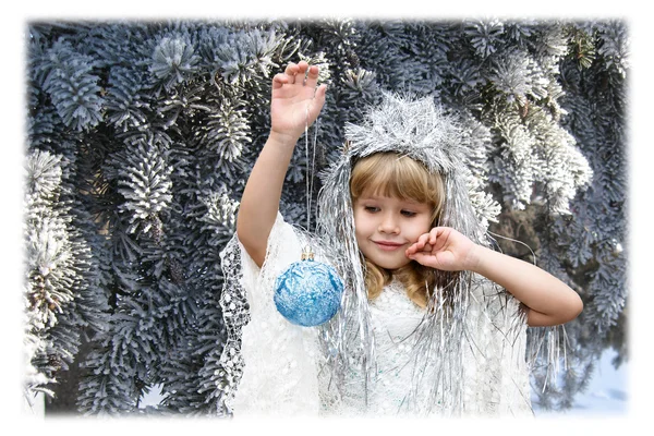 Küçük kız kar taneleri gibi giyinmiş