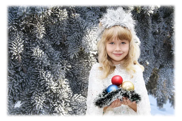 Küçük kız kar taneleri gibi giyinmiş