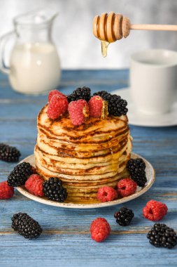 Amerikan gözlemeleri, dağınık böğürtlen. Böğürtlen, ahududu. Bal serpiştirilmiş bir yığın halinde. Seçici odak.