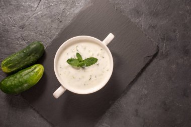 Salatalık, sarımsak ve biberli Raita sosu. Hint Wright.