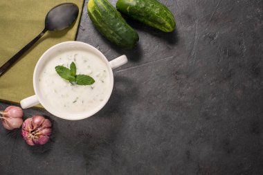 Salatalık, sarımsak ve biberli Raita sosu. Hint Wright.