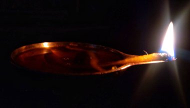 Yanan Yağ Lambası ve Karanlık Geçmişli Ateş. Yakın çekim..