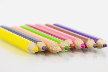 Farklı renklerde renkli kalemler