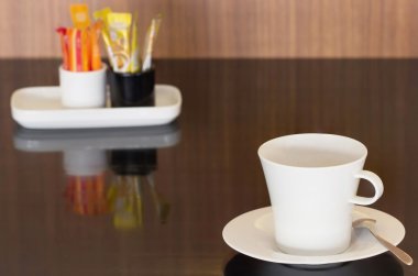 Tablo seçici odak üzerinde kahve fincanı