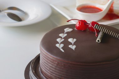 Çikolatalı kek ve aşk yakın çekim ve yumuşak odak için kiraz