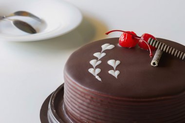 Çikolatalı kek ve aşk yakın çekim ve yumuşak odak için kiraz