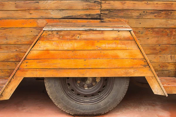 Caucho del coche de madera — Foto de Stock