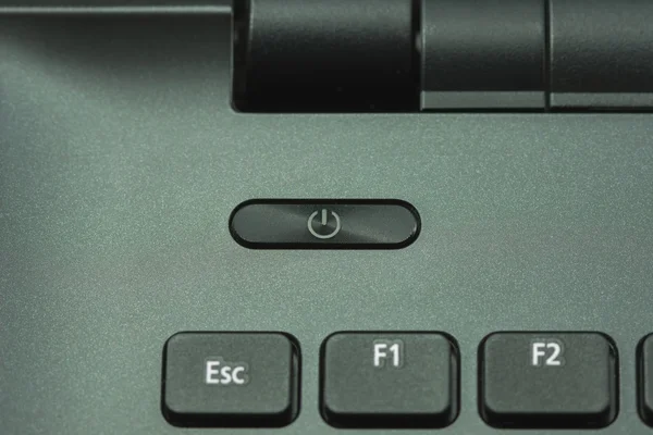 De Power-knop te duwen op Laptop Computer selectieve aandacht — Stockfoto
