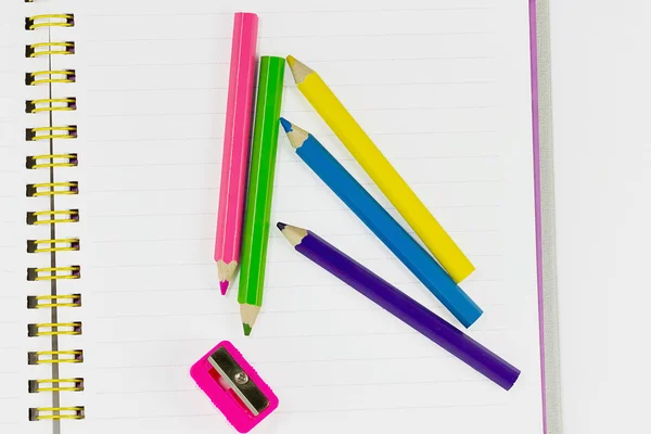 다양 한 색상과 연필 깎이의 색연필 — 스톡 사진