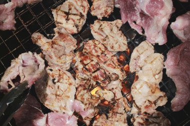 Izgarada domuz eti.