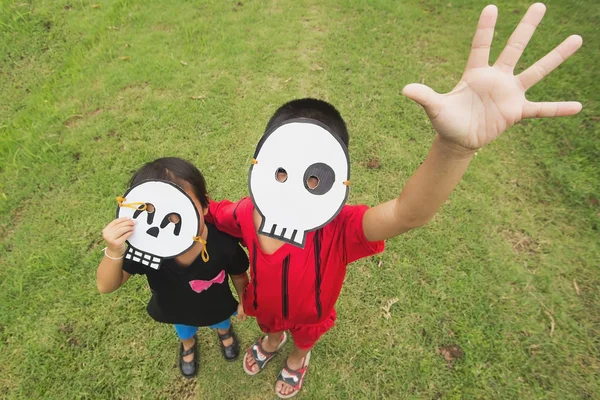 Los niños pobres quieren jugar Halloween — Foto de Stock