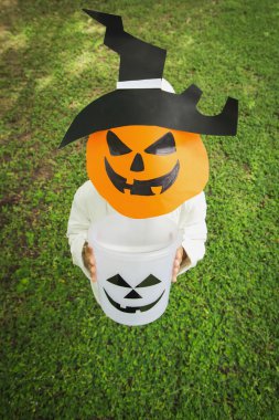 Zavallı çocuklar Cadılar Bayramı oynamak