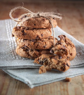 Çikolata Bisküvi ahşap arka plan üzerinde kule