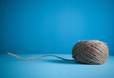 Mavi arka plan üzerinde kordon makarası