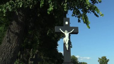İsa bir ıhlamur ağacı altında mezarlığında çarmıha gerilmiş İsa