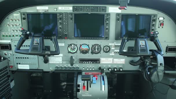 The dashboard, cockpit of the airplane Cessna 208B Grand Caravan — Stock Video