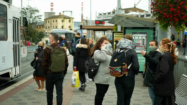 BRNO, ČESKÁ REPUBLIKA, 22. června 2020: Coronavirus mask face tram streetcar stop dav lidí ženy dívky cestující dostanou palubní lístek, riziko prevence hromadné dopravy covid-19 — Stock fotografie