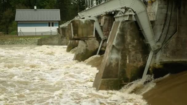 Überschwemmung Fluss überflutet Mähren Wasser, Wehr Schleuse Flut, Wasserkraftwerk Wasserkraft, Damm fließenden Staudamm sprudeln Jet-Spülung Blasen Wasser-Tor Strömung, Schleuse Strom Wasserfall — Stockvideo