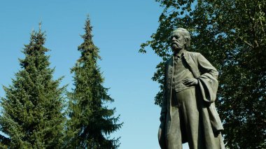 PROSTEJOV, CZECH REPUBLIC, 26 Mart 2020: Bedrich Smetana heykeli heykel taşı tarihi eser bronz halk figürü yazıtlar koruma altında, kültürel anıt, Çek besteci, Prostejov