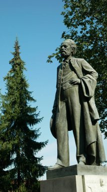 PROSTEJOV, CZECH REPUBLIC, 26 Mart 2020: Bedrich Smetana heykeli heykel taşı tarihi eser bronz halk figürü yazıtlar koruma altında, kültürel anıt, Çek besteci, Prostejov