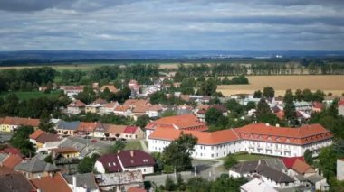 TOVACOV, CZECH REPUBLIC, SEPTEMBER 24, 2020: Kasaba köyü Tovacov hava manzarası Hana 'nın kalbinde çekildi köy aile evleri ve binalarının kültürel manzarası buğday tarlaları