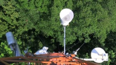 BRNO, CZECH REPUBLIC, 24 EYLÜL 2019: Yağmur ölçeği, havadan yağmur yağışı istasyonu orman bilimi araştırması bilimsel hava durumu meteoroloji hunisi düşen atmosferik yağış ölçümü