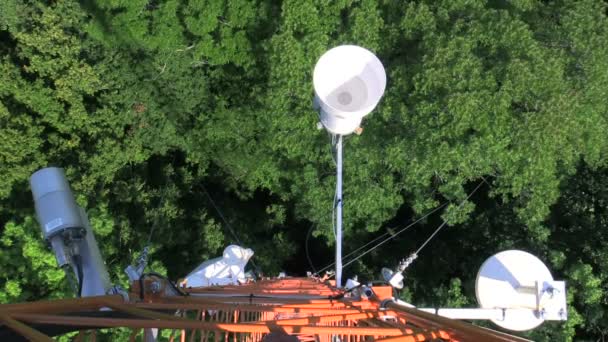 BRNO, CZESKA REPUBLIKA, WRZESIEŃ 24, 2019: Wskaźnik deszczowy woda antenowe opady deszczu stacja wieża leśna badania naukowe pogoda meteorologiczny lejek spadający pomiar opadów atmosferycznych — Wideo stockowe