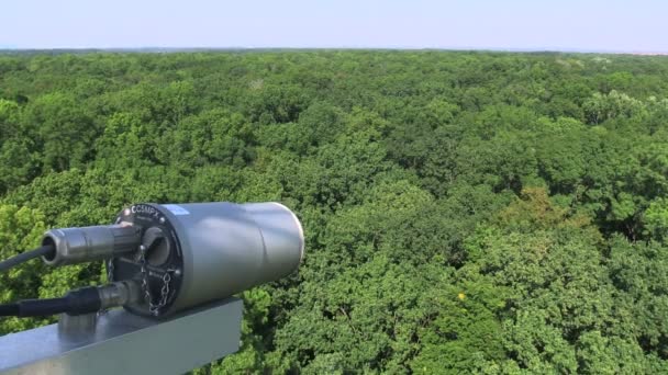 BRNO, CZECH REPUBLIC, 24 Eylül 2020: Fenokamera fenoloji teknolojisi bilim havadan çekim kamerası gözlemleri feno kamera gözlemleri ahşap ağaçlar diker. Bilimsel araştırma sisteminin profesyonelce izlenmesi — Stok video