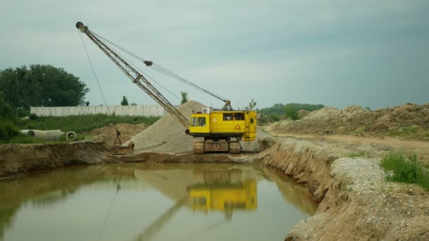 Mineração cascalho areia poço escavadeira escavadeira dragadora máquina de extração colisão saída pedreira construção cinza pilha superfície da mina grit quartzo lastro, indústria material de construção, buraco natureza devastação — Vídeo de Stock