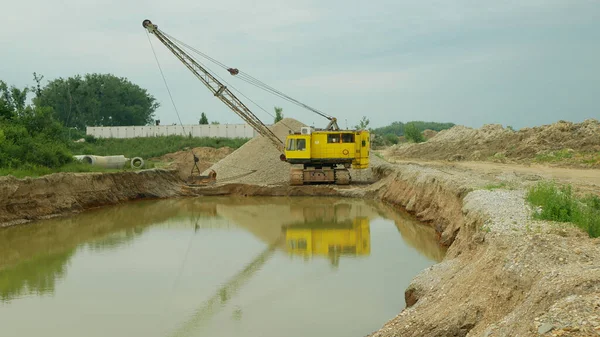 Minería grava arena excavadora excavadora excavadora máquina de extracción de draga colisión salida cantera construcción pila gris mina superficie arena cuarzo lastre, material de construcción de la industria, naturaleza devastación agujero — Foto de Stock